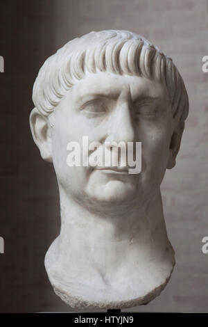 Marmorkopf aus eine übergroße Statue des Roman Emperor Trajan (98-117 n. Chr. Herrschaft) auf dem Display in der Glyptothek in München, Bayern, Deutschland. Stockfoto