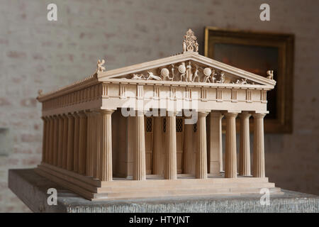 Modell des Tempels des Aphaiatempels auf Aegina Insel angezeigt in der Glyptothek in München, Bayern, Deutschland. Stockfoto