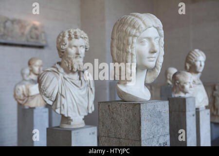 Den Kopf von einer Statue eines römischen Dame von etwa 200 n. Chr. auf dem Display in der Glyptothek in München, Bayern, Deutschland. Die Form des Gesichts und die Frisur aussehen wie die Kaiserin Julia Domna, eine Frau von Roman Emperor Septimius Severus. Stockfoto