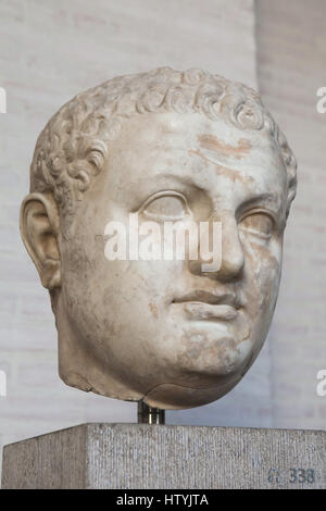 Marmorkopf aus einer Kolossalstatue des Roman Emperor Titus (Regierungszeit 79-81 n. Chr.) auf dem Display in der Glyptothek in München, Bayern, Deutschland. Stockfoto