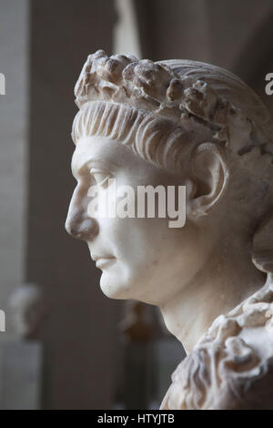 Marmorbüste des Roman Emperor Trajan (Regierungszeit 98-117 n. Chr.) trägt die bürgerliche Krone (Corona Civica) Eiche Blätter auf dem Display in der Glyptothek in München, Bayern, Deutschland. Stockfoto