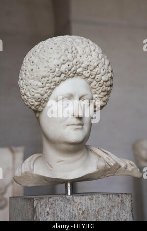 Marmorbüste einer römischen Frau aus etwa 80 n. Chr. auf dem Display in der Glyptothek in München, Bayern, Deutschland. Erhöhte Frisuren, hergestellt durch Mischen von fremden und eigenen Haare waren sehr häufig während der Flavian Dynastie (Vespasian, Titus, Domitian) am Hof und außerhalb. Stockfoto