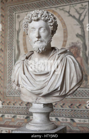 Marmorbüste des Roman Emperor Marcus Aurelius (Regierungszeit 161-180 n. Chr.) auf dem Display in der Glyptothek in München, Bayern, Deutschland. Stockfoto