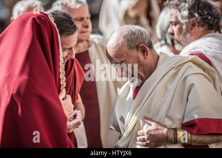 Rom - Reenactment von der Ermordung des Kaisers Julius Caesar an den Iden des März von der Gruppo Storico Romano, Largo di Torre Argen Stockfoto