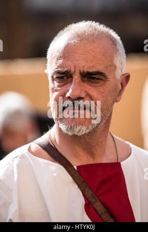 Rom - Reenactment von der Ermordung des Kaisers Julius Caesar an den Iden des März von der Gruppo Storico Romano, Largo di Torre Argen Stockfoto