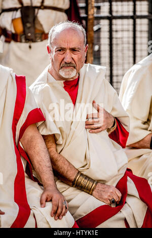 Rom - Reenactment von der Ermordung des Kaisers Julius Caesar an den Iden des März von der Gruppo Storico Romano, Largo di Torre Argen Stockfoto