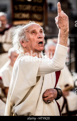 Rom - Reenactment von der Ermordung des Kaisers Julius Caesar an den Iden des März von der Gruppo Storico Romano, Largo di Torre Argen Stockfoto