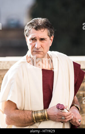 Rom - Reenactment von der Ermordung des Kaisers Julius Caesar an den Iden des März von der Gruppo Storico Romano, Largo di Torre Argen Stockfoto