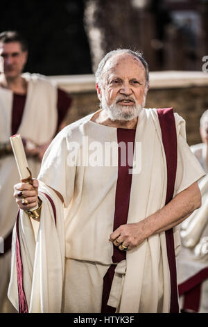 Rom - Reenactment von der Ermordung des Kaisers Julius Caesar an den Iden des März von der Gruppo Storico Romano, Largo di Torre Argen Stockfoto