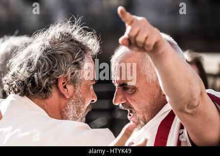 Rom - Reenactment von der Ermordung des Kaisers Julius Caesar an den Iden des März von der Gruppo Storico Romano, Largo di Torre Argen Stockfoto