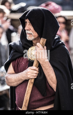 Rom - Reenactment von der Ermordung des Kaisers Julius Caesar an den Iden des März von der Gruppo Storico Romano, Largo di Torre Argen Stockfoto