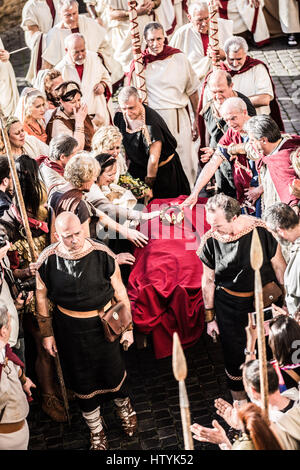 Rom - Reenactment von der Ermordung des Kaisers Julius Caesar an den Iden des März von der Gruppo Storico Romano, Largo di Torre Argen Stockfoto