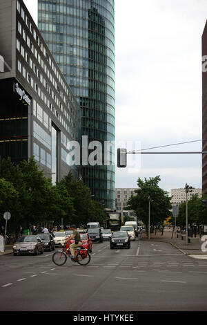 Berlin, Deutschland - 21. Juni 2016: Verkehr vor dem modernen Glasfassaden der Sony Center und dem DB-Hochhaus am 21 Juni 2016 in Berlin. Stockfoto