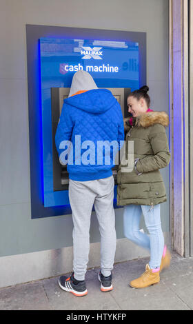 Halifax Bank ATM von Menschen in Evesham, Worcestershire UK genutzt Stockfoto