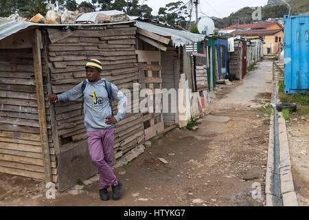 South Africa Townships - ein Mann steht in der Straße, Imizamo Yethu Township, Kapstadt, Südafrika Stockfoto