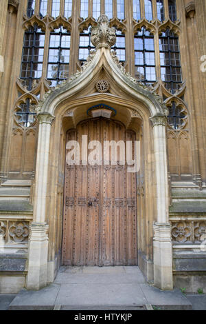 Dekorative Holztüren an der Göttlichkeit College Oxford Stockfoto