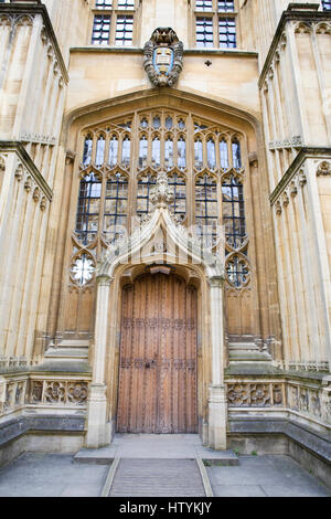 Dekorative Holztüren an der Göttlichkeit College Oxford Stockfoto