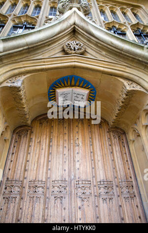 Dekorative Holztüren an der Göttlichkeit College Oxford Stockfoto