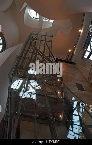 Bilbao, Spanien: das Interieur des Guggenheim Museum Bilbao, das Museum für moderne und zeitgenössische Kunst, entworfen von dem Architekten Frank Gehry Stockfoto