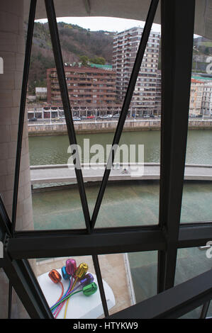 Bilbao: die Tulpen, ein Bouquet von mehrfarbigen Ballon Blumen Skulptur von Jeff Koons gesehen von den Innenräumen des Guggenheim Museum Bilbao Stockfoto