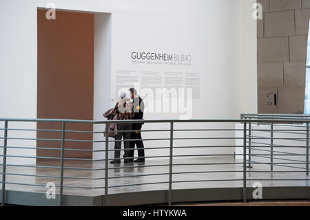 Bilbao, Spanien: das Interieur des Guggenheim Museum Bilbao, das Museum für moderne und zeitgenössische Kunst, entworfen von dem Architekten Frank Gehry Stockfoto