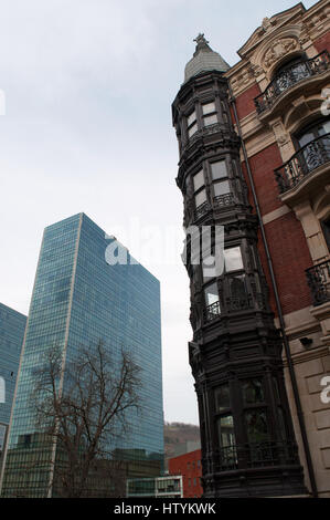 Skyline mit Isozaki Atea, die Twin Towers von Bilbao, das höchste Wohngebäude im Baskenland, entworfen von Architekt Arata Isozaki Stockfoto