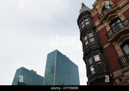 Skyline mit Isozaki Atea, die Twin Towers von Bilbao, das höchste Wohngebäude im Baskenland, entworfen von Architekt Arata Isozaki Stockfoto