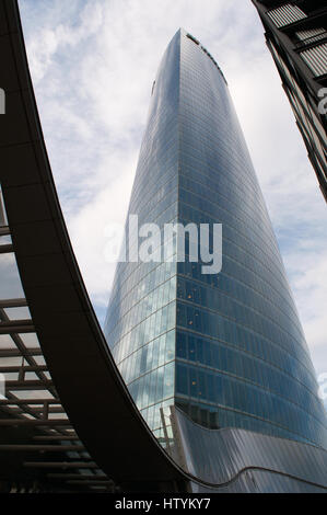 Bilbao: die Iberdrola Tower, Sitz der Elektrizitäts-Gesellschaft entworfen von César Pelli, das höchste Gebäude im Baskenland Stockfoto