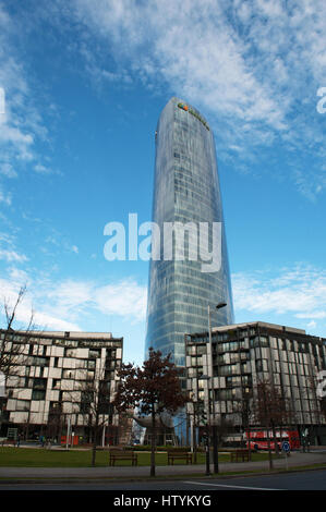 Bilbao: die Iberdrola Tower, Sitz der Elektrizitäts-Gesellschaft entworfen von César Pelli, das höchste Gebäude im Baskenland Stockfoto