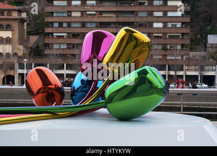 Tulpen, ein Bouquet von mehrfarbigen Ballon Blumen Skulptur des Künstlers Jeff Koons und befindet sich an der Außenseite des Guggenheim Museum Bilbao Stockfoto