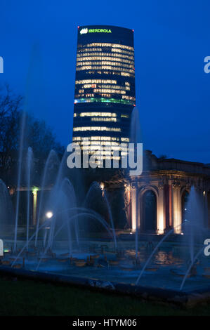 Bilbao: die Iberdrola Tower, Sitz der Elektrizitäts-Gesellschaft entworfen von César Pelli, das höchste Gebäude im Baskenland, in der Nacht gesehen Stockfoto