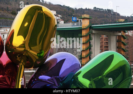 Tulpen, ein Bouquet von mehrfarbigen Ballon Blumen Skulptur des Künstlers Jeff Koons und befindet sich an der Außenseite des Guggenheim Museum Bilbao Stockfoto