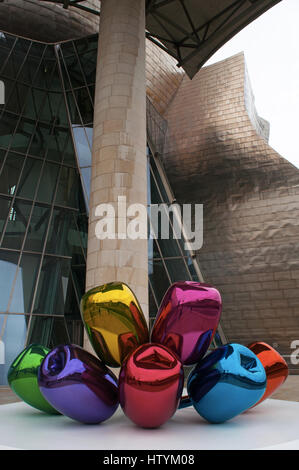 Tulpen, ein Bouquet von mehrfarbigen Ballon Blumen Skulptur des Künstlers Jeff Koons und befindet sich an der Außenseite des Guggenheim Museum Bilbao Stockfoto