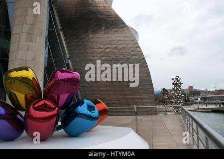 Tulpen, ein Bouquet von mehrfarbigen Ballon Blumen Skulptur des Künstlers Jeff Koons und befindet sich an der Außenseite des Guggenheim Museum Bilbao Stockfoto