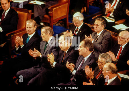 Mitglieder des Kabinetts (l > R) James Baker III, Nicholas Brady, Richard Cheney, Richard Thornburgh, Manuel Lujan, Clayton Yeutter (Reihe l zurück > R) Senatoren Robert Bryd, George Mitchell, Alan Cranston, vor Präsident George H.W. Bush liefern seine ersten Staat der union Nachricht in einer gemeinsamen Sitzung des Kongresses, Washington DC., 31. Januar 1990.  Foto: Mark Reinstein Stockfoto