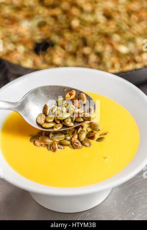 Leckere Karotten Suppe mit Kürbiskernen Stockfoto