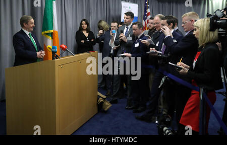 Irische Taoiseach Enda Kenny, spricht zu den Medien nach einem Mittagessen am American Institute for Peace in Washington am vierten Tag seines Besuchs in den USA. Stockfoto