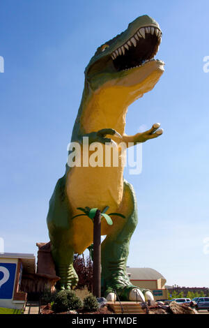 Welt der größte Dinosauriermodell stehen bei 86 ft hoch und 151 ft lang von einem Tyrannosaurus Rex vor der Drumheller Besucher Zentrum, Alberta, Canada Stockfoto