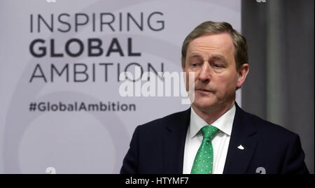 Irische Taoiseach Enda Kenny, spricht zu den Medien nach einem Mittagessen am American Institute for Peace in Washington am vierten Tag seines Besuchs in den USA. Stockfoto