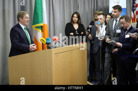 Irische Taoiseach Enda Kenny, spricht zu den Medien nach einem Mittagessen am American Institute for Peace in Washington am vierten Tag seines Besuchs in den USA. Stockfoto