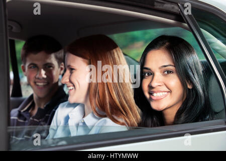 Jugendliche fahren im Auto Stockfoto