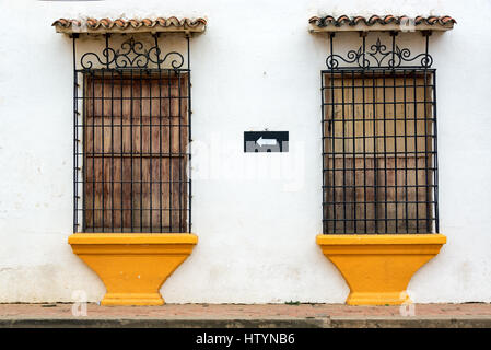 Ansicht der alten kolonialen Fenster in der Stadt von Mompox, Kolumbien Stockfoto