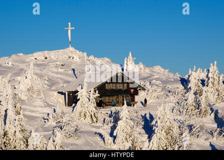 Gipfelkreuz auf Zwieseler Hütte im Schnee, großer Arber, natürliche Erhaltung Bayerischer Wald, untere Bayern, Bayern, Deutschland Stockfoto