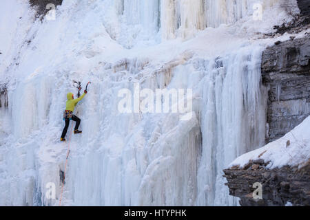 Ein Eiskletterer klettern die gefrorenen Buttermilk Falls in Hamilton, Ontario, Kanada. Stockfoto