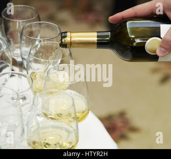 Kellner, Gießen Weißwein aus Weinflasche auf Luxus-party Stockfoto