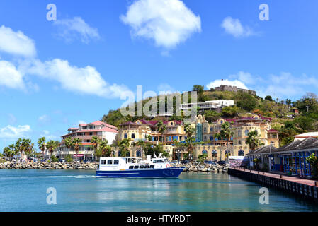 Marigot, St. Martin - 2. März 2017: Blick auf die West Indies Mall, gelbe Gebäude, mit Fort St. Louis an der Spitze des Bildes, das Mar entnommen Stockfoto