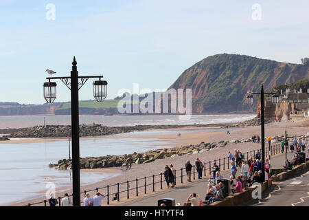 Auf der Suche nach Westen Richtung Connaught Gardens und die Klippen um ladram Bucht vom Meer über die Esplanade, Plymouth, Devon, an einem sonnigen Tag Stockfoto