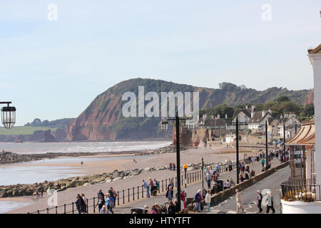 Auf der Suche nach Westen Richtung Connaught Gardens und die Klippen um ladram Bucht vom Meer über die Esplanade, Plymouth, Devon, an einem sonnigen Tag Stockfoto