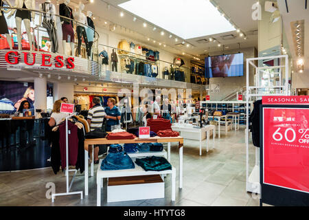 Florida South, Miami Beach, Lincoln Road Mall, Guess, Firmenladen, innen, Kleidung, Marke, Designer-Jeans, innen, Shopping Shopper Stockfoto