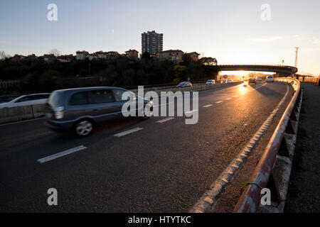 Schwarzen Lieferwagen fahren durch eine Autobahn bei Sonnenuntergang in Guipuzcoa (Baskenland, Spanien) 2017. Stockfoto
